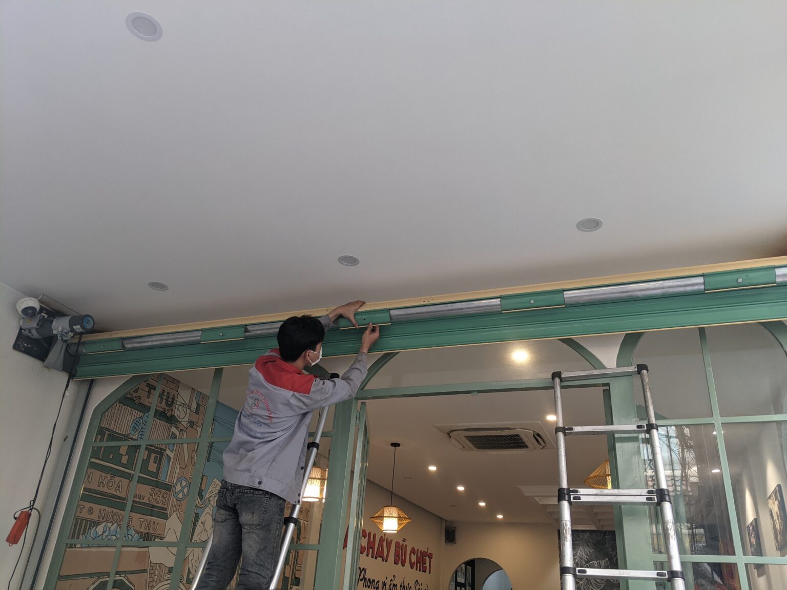 Dịch vụ sửa cửa cuốn Quận Long Biên giá chỉ từ 100K, hỗ trợ sửa chữa 24/24. % sửa cửa cuốn quận long biên