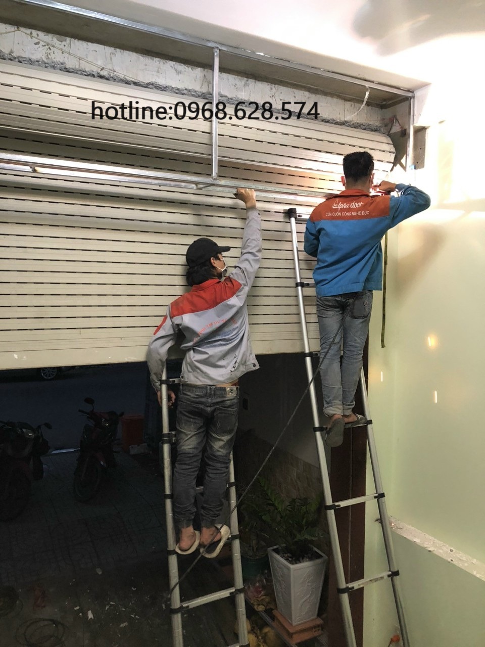 Dịch vụ sửa cửa cuốn Quận Long Biên giá chỉ từ 100K, hỗ trợ sửa chữa 24/24. % sửa cửa cuốn quận long biên