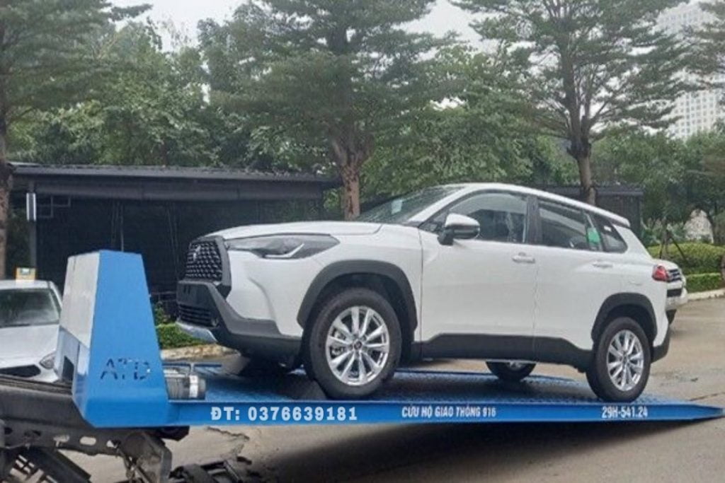 Kỹ thuật viên kiểm tra ắc quy xe ô tô bị hỏng