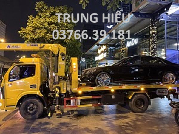 Đội cứu hộ xe ô tô đang làm việc tại hiện trường quận Sơn Trà